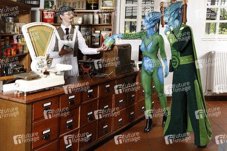 GEEK ART: Aliens besuchen Einkaufsladen auf der Erde / Aliens Visit Corner Shop on Earth - Bodypainting