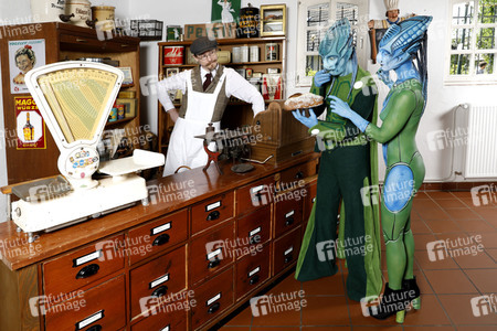 GEEK ART: Aliens besuchen Einkaufsladen auf der Erde / Aliens Visit Corner Shop on Earth - Bodypainting