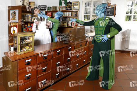 GEEK ART: Aliens besuchen Einkaufsladen auf der Erde / Aliens Visit Corner Shop on Earth - Bodypainting