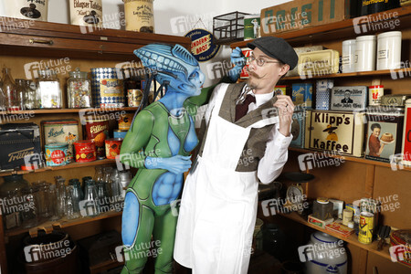 GEEK ART: Aliens besuchen Einkaufsladen auf der Erde / Aliens Visit Corner Shop on Earth - Bodypainting
