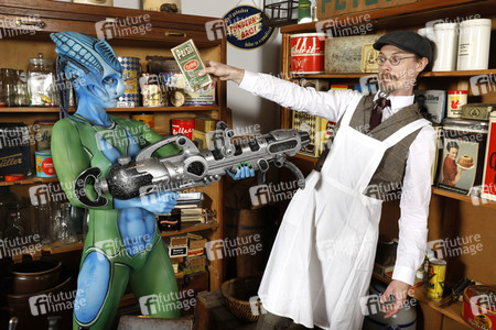 GEEK ART: Aliens besuchen Einkaufsladen auf der Erde / Aliens Visit Corner Shop on Earth - Bodypainting