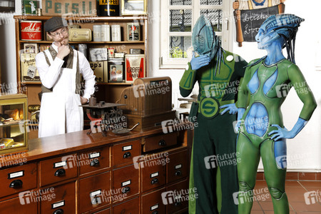 GEEK ART: Aliens besuchen Einkaufsladen auf der Erde / Aliens Visit Corner Shop on Earth - Bodypainting