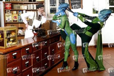 GEEK ART: Aliens besuchen Einkaufsladen auf der Erde / Aliens Visit Corner Shop on Earth - Bodypainting