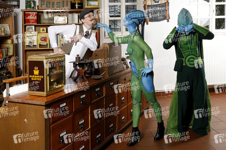 GEEK ART: Aliens besuchen Einkaufsladen auf der Erde / Aliens Visit Corner Shop on Earth - Bodypainting