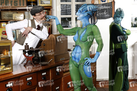 GEEK ART: Aliens besuchen Einkaufsladen auf der Erde / Aliens Visit Corner Shop on Earth - Bodypainting