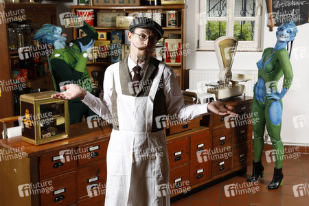 GEEK ART: Aliens besuchen Einkaufsladen auf der Erde / Aliens Visit Corner Shop on Earth - Bodypainting