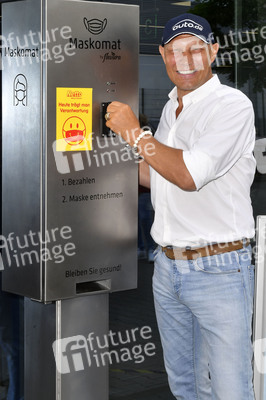 Präsentation des ersten Maskenautomaten in Berlin