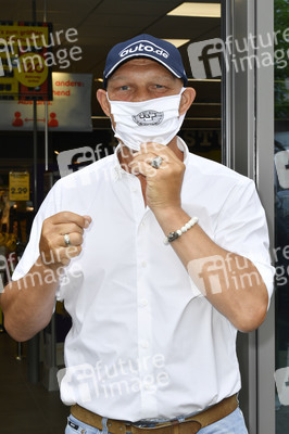 Präsentation des ersten Maskenautomaten in Berlin