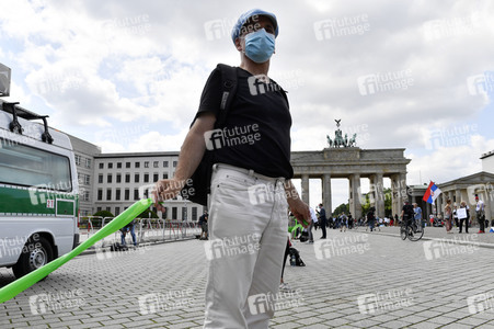 Menschenkette gegen Rassismus in Berlin