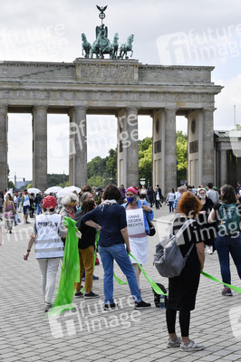 Menschenkette gegen Rassismus in Berlin