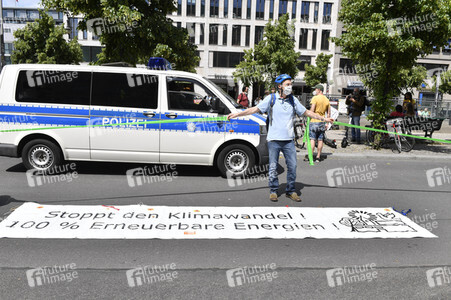 Menschenkette gegen Rassismus in Berlin