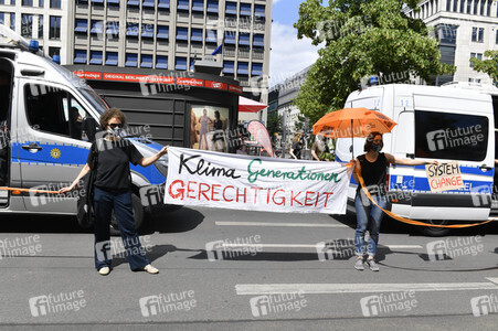 Menschenkette gegen Rassismus in Berlin