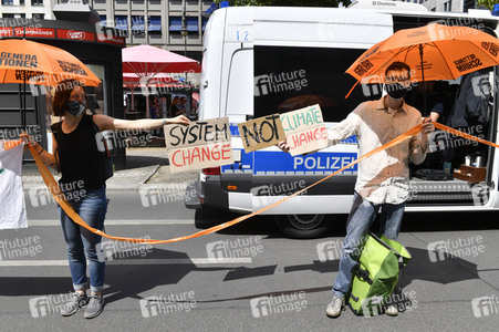 Menschenkette gegen Rassismus in Berlin