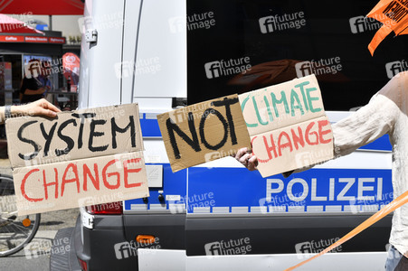 Menschenkette gegen Rassismus in Berlin