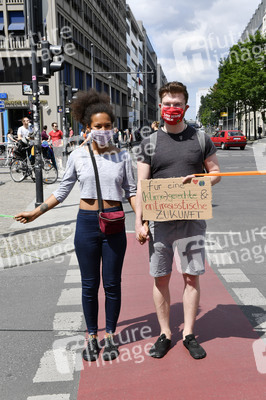 Menschenkette gegen Rassismus in Berlin