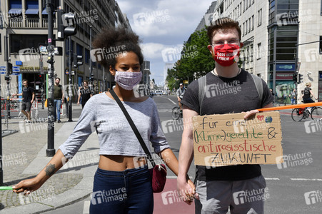 Menschenkette gegen Rassismus in Berlin