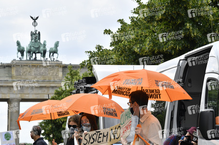 Menschenkette gegen Rassismus in Berlin