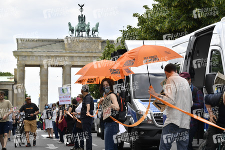 Menschenkette gegen Rassismus in Berlin