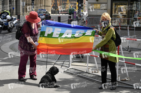 Menschenkette gegen Rassismus in Berlin
