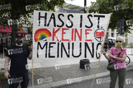 Menschenkette gegen Rassismus in Berlin