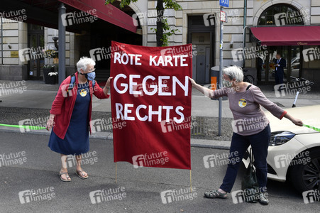 Menschenkette gegen Rassismus in Berlin
