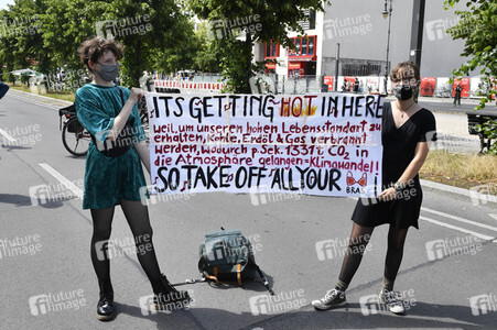 Menschenkette gegen Rassismus in Berlin