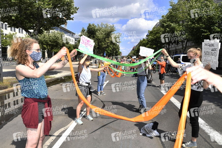 Menschenkette gegen Rassismus in Berlin