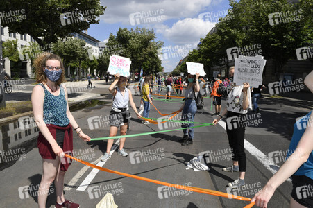 Menschenkette gegen Rassismus in Berlin