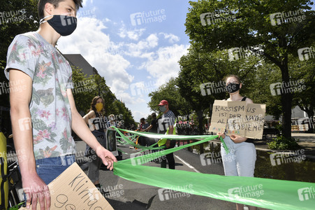 Menschenkette gegen Rassismus in Berlin