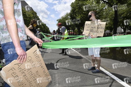 Menschenkette gegen Rassismus in Berlin