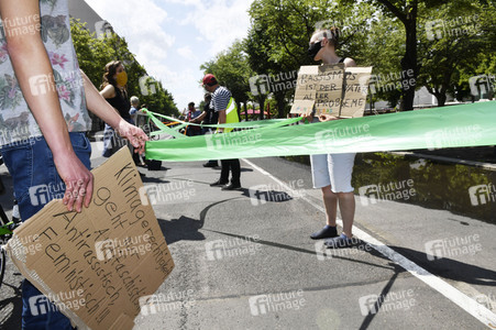 Menschenkette gegen Rassismus in Berlin