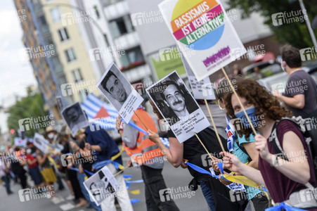 Menschenkette gegen Rassismus in Berlin