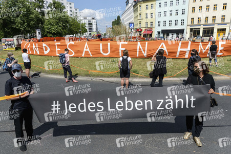 Menschenkette gegen Rassismus in Berlin