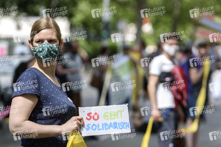 Menschenkette gegen Rassismus in Berlin