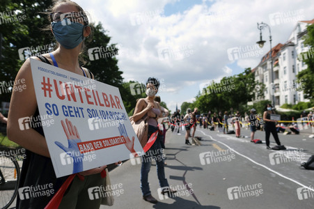 Menschenkette gegen Rassismus in Berlin