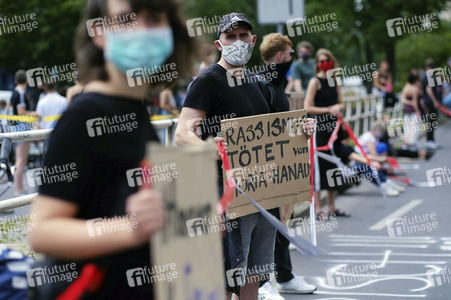Menschenkette gegen Rassismus in Berlin
