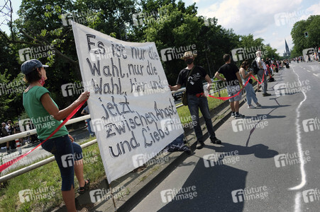 Menschenkette gegen Rassismus in Berlin