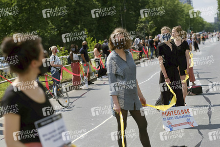 Menschenkette gegen Rassismus in Berlin
