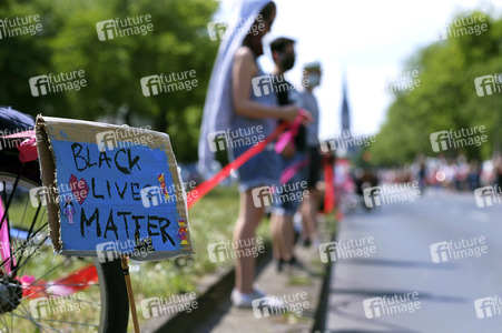 Menschenkette gegen Rassismus in Berlin