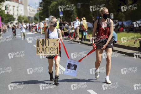 Menschenkette gegen Rassismus in Berlin