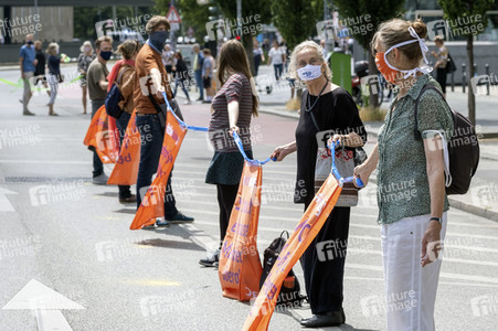 Menschenkette gegen Rassismus in Berlin