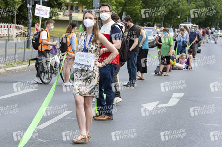 Menschenkette gegen Rassismus in Berlin