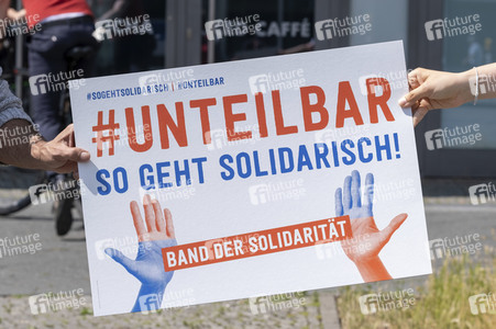 Menschenkette gegen Rassismus in Berlin