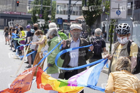 Menschenkette gegen Rassismus in Berlin