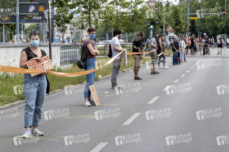 Menschenkette gegen Rassismus in Berlin