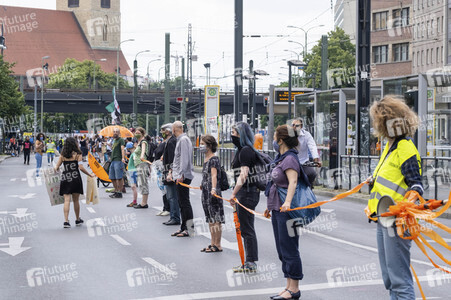 Menschenkette gegen Rassismus in Berlin
