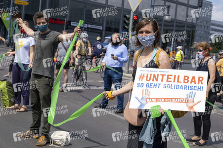 Menschenkette gegen Rassismus in Berlin