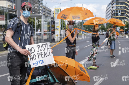 Menschenkette gegen Rassismus in Berlin