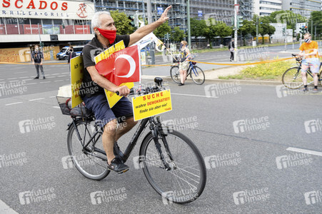 Menschenkette gegen Rassismus in Berlin