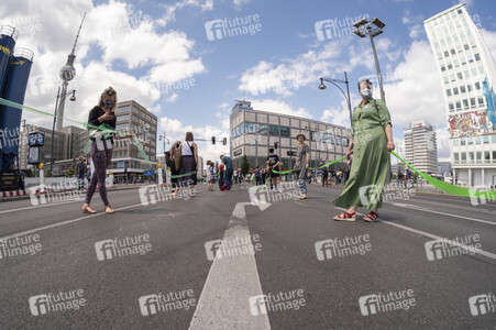 Menschenkette gegen Rassismus in Berlin